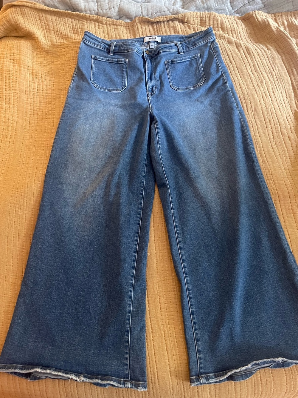 High-Rise Wide Leg Jeans in Medium Blue